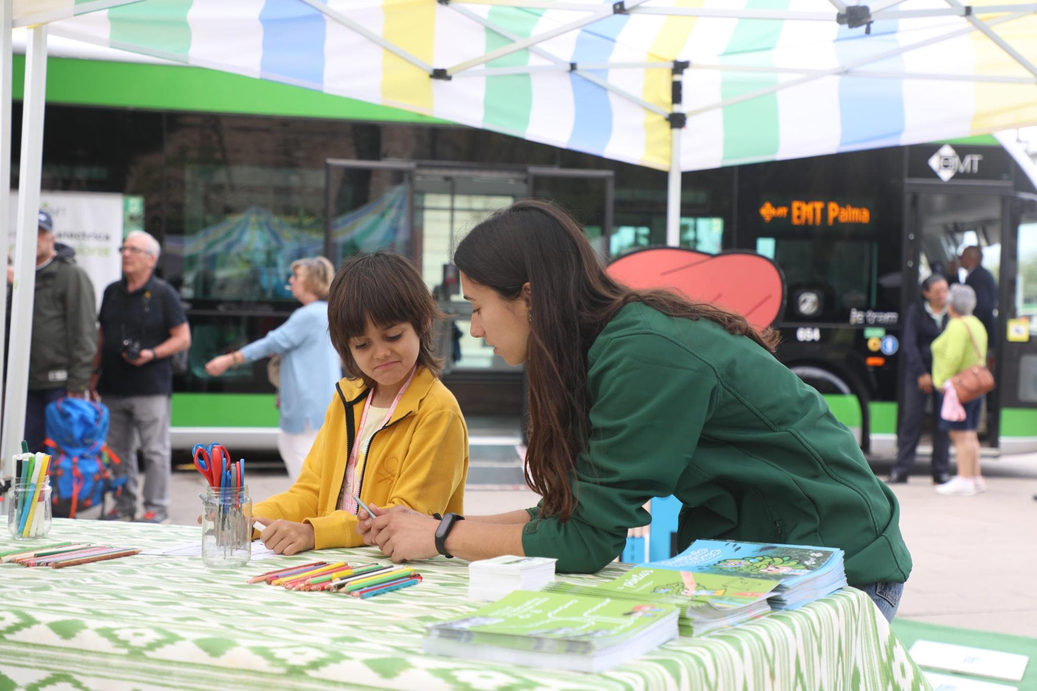 El evento logró llegar a un público muy variado gracias a las diferentes acti- vidades organizadas: de talleres in- fantiles a exposición de vehículos.